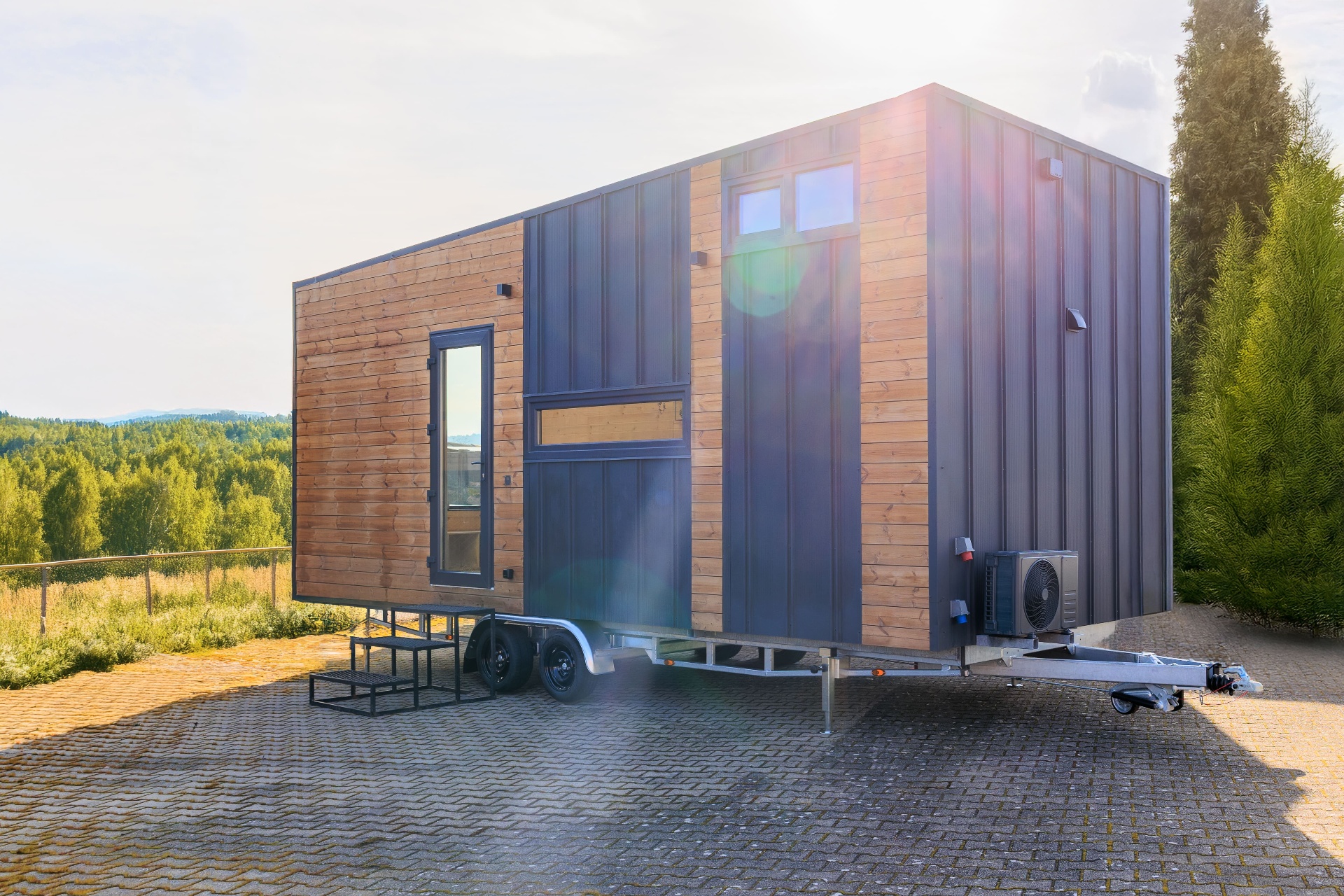 Tiny House Solis von LivianEssence – Außenansicht auf Trailer mit Holz- und Metallfassade